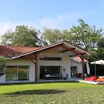فيلة Climatisee Pour 10 Pers. A Avec Piscine Chauffee - Fr-1-379-169